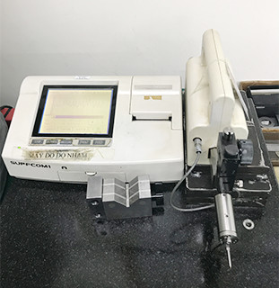 Surface roughness measuring machine Tokyo Seimitsu (Accretech) Surfcom 130A