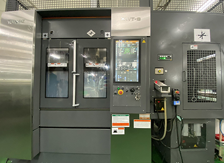 MÁY TIỆN (Chuck kẹp) TAKAMAZ XWT-8 (2 trục chính, 2 đài dao, hệ thống cung cấp nguyên liệu đầu vào vận hành theo 3 hướng trục)